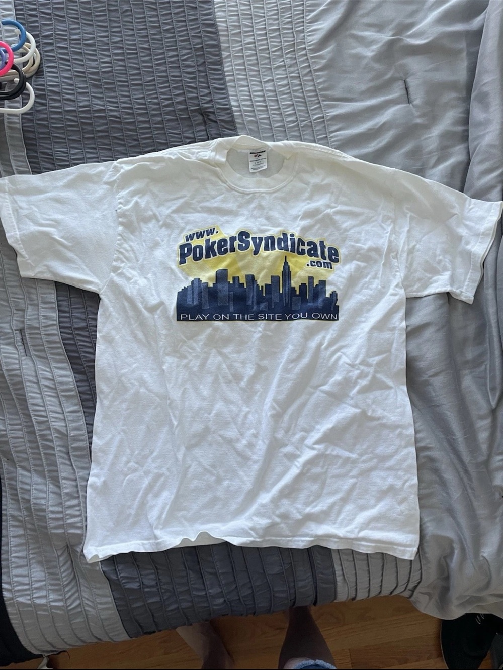 Jerzees White Poker Syndicate Graphic Tee with Blue and Yellow Print shirt XL